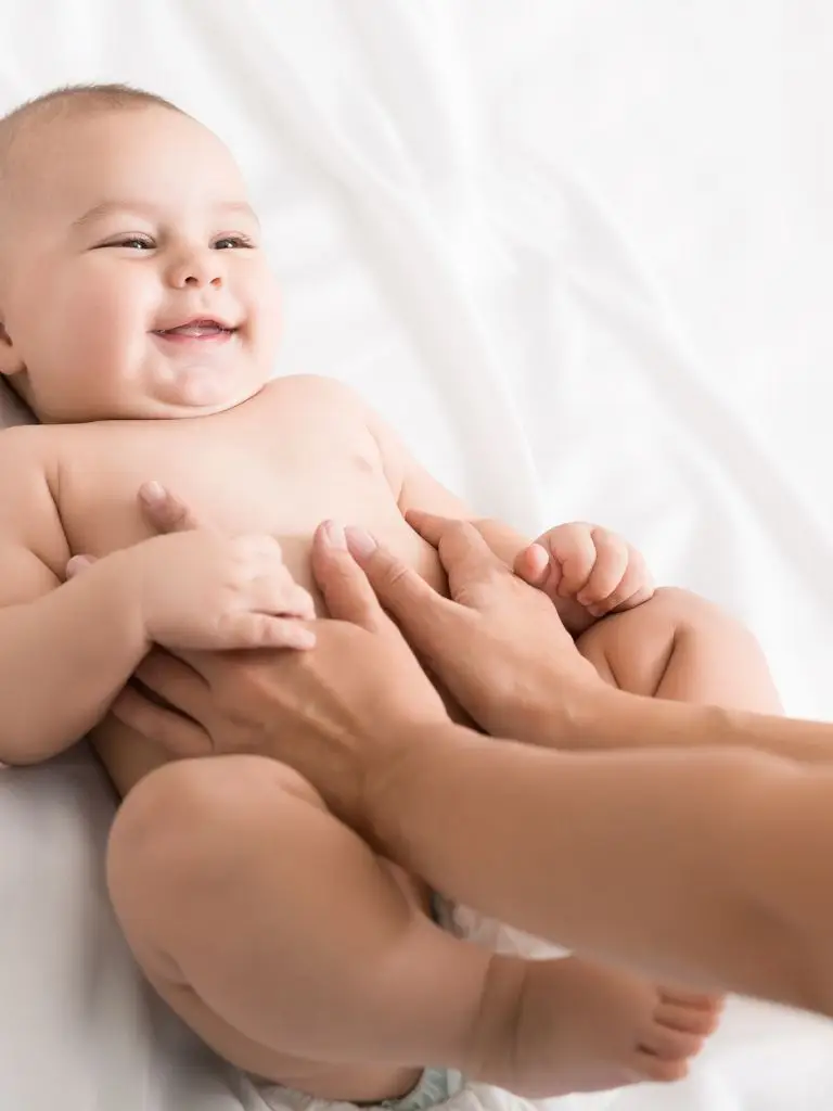 Bébé heureux en train d'être examiné par un chiropracteur