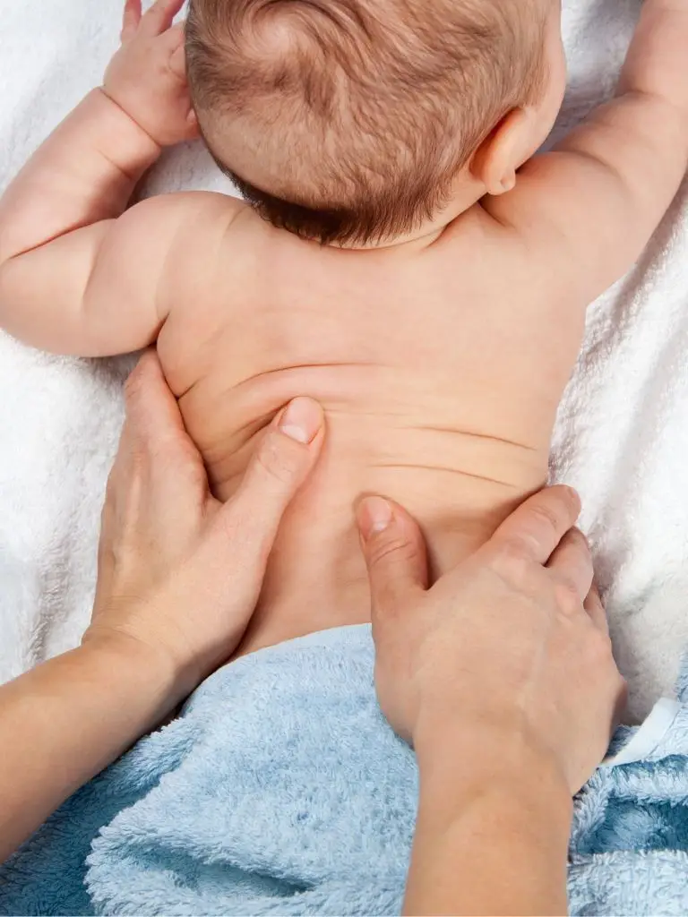 Dos de bébé allongé sur une table de chiropraxie